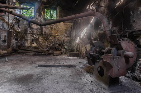 铸造厂的旧机器图片