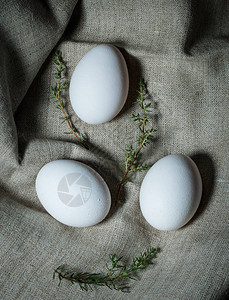 乡村风格的复活节贺卡在天然亚麻织品背景的白图片