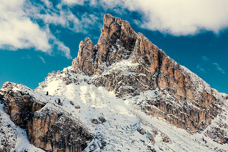 五渔村山在白天在前景的雪覆盖的领域鲜艳的色彩意高清图片
