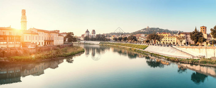 维罗纳老城和阿迪埃河桥的全景城市景象意大利的旅图片
