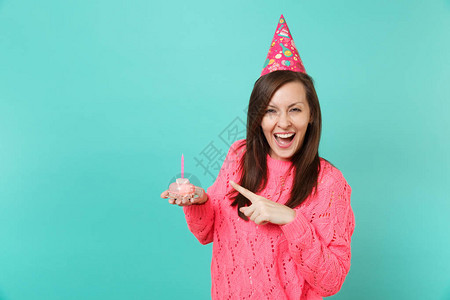 穿着针织粉色毛衣的快乐年轻女子图片