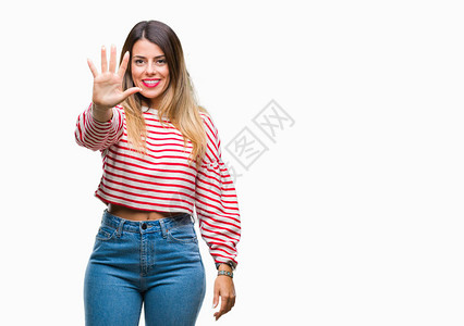 年轻漂亮的女人休闲条纹冬季毛衣在孤立的背景下显示并用五号手指向上方图片