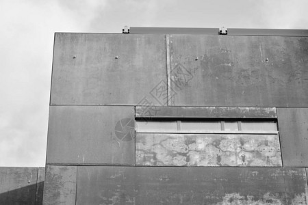 外墙生锈的现代建筑黑白相间图片