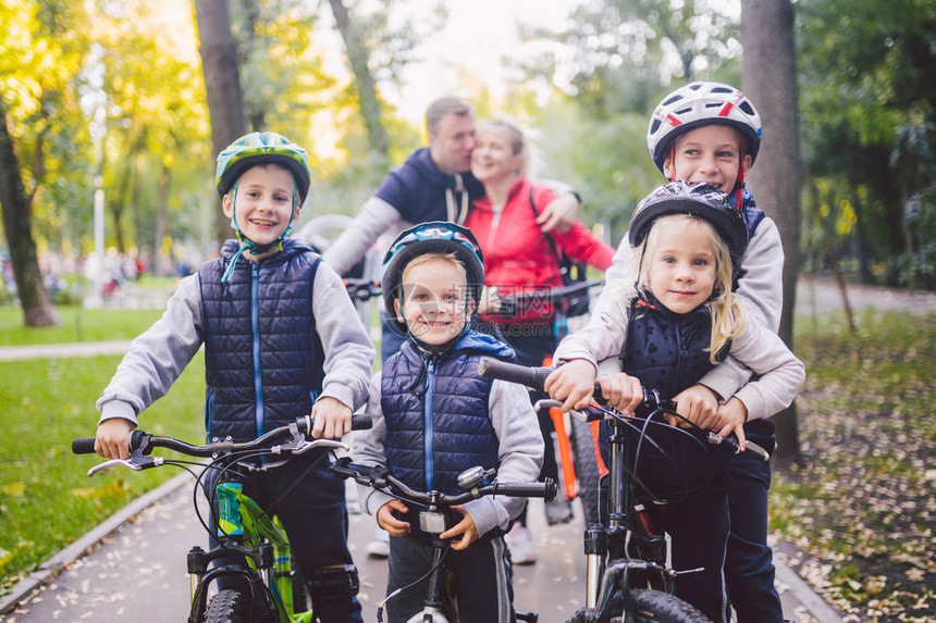 在自然公园主题家庭体育度假大友好的白种人家庭六人山地自行车骑在森林里孩子们的兄弟姐妹连续站在图片