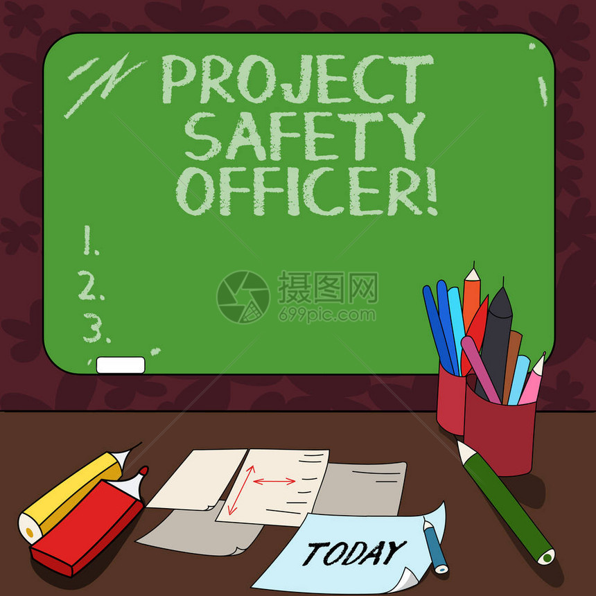文字书写文本项目安全官负责监控和评估不安全区域的业务概念在桌面上安装有粉笔和书写工具表的图片