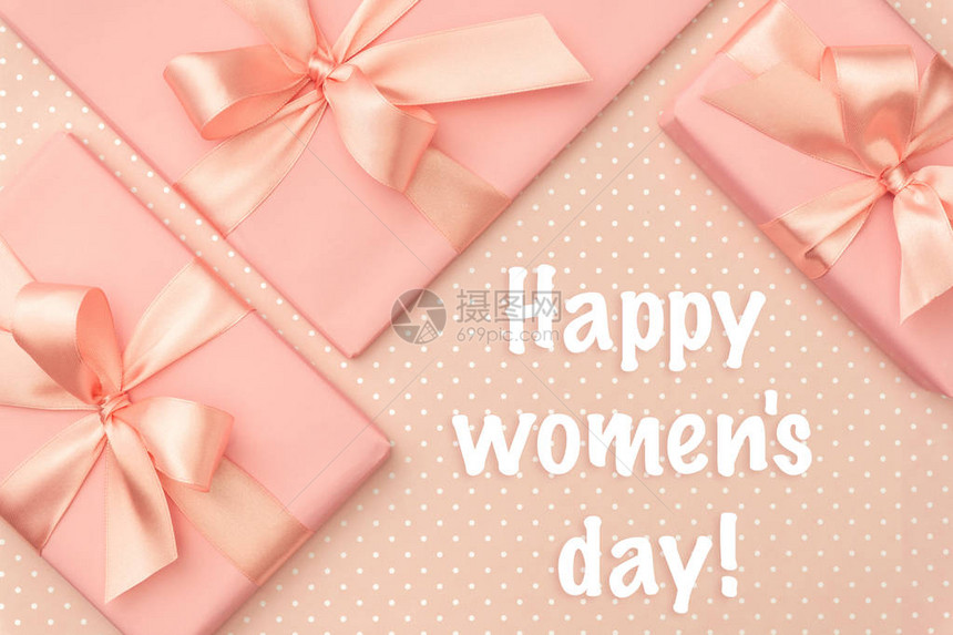 快乐妇女节贺卡装饰的粉红色礼品盒套间以活珊瑚图片