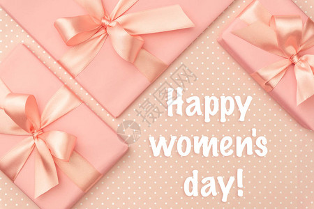 快乐妇女节贺卡装饰的粉红色礼品盒套间以活珊瑚图片