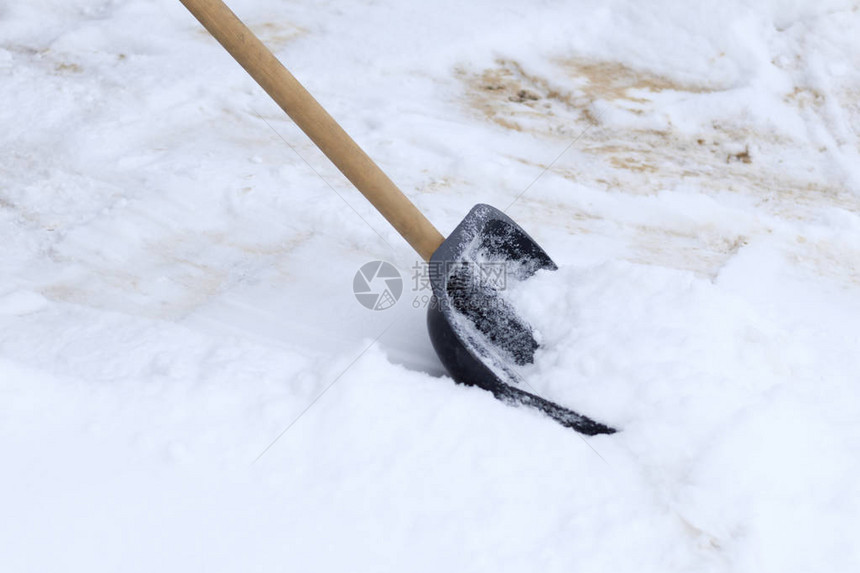 冬天下了很多雪一个年轻女孩清洁工以做大图片