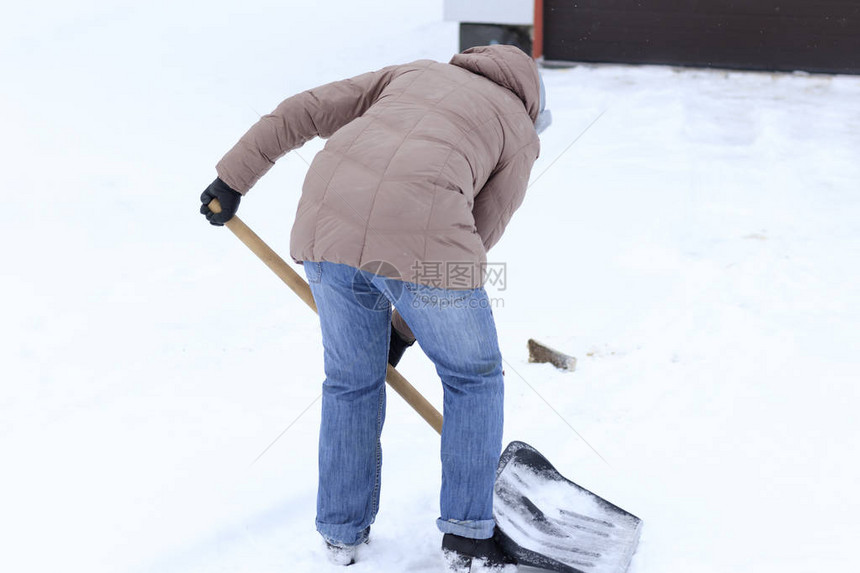 冬天下了很多雪一个年轻女孩清洁工以做大图片