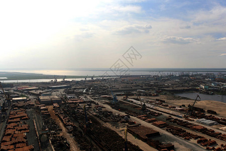 塔米尔半岛Dudinka港的货舱和码头图片