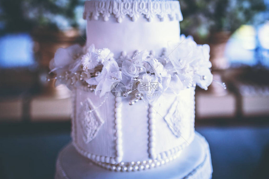 婚礼招待会上提供用五颜六色的鲜花装饰的婚礼蛋糕婚礼生图片