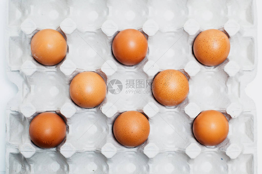 一盒鸡蛋中的棕色鸡肉质朴鸡蛋图片