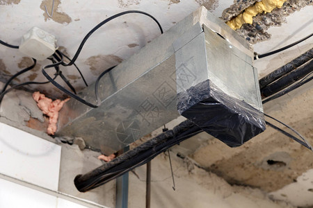 框架通风系统火灾报警器电缆灯泡在组装拉伸或吊顶之前的安装和维修办公图片