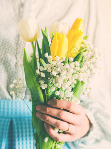 拿着郁金香花束的女人妇女母亲节情人节的鲜花春图片