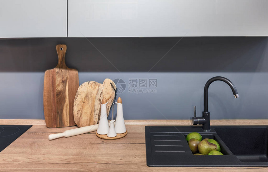 现代软式厨房有木板桌顶新鲜水图片