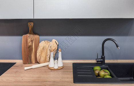 现代软式厨房有木板桌顶新鲜水背景图片
