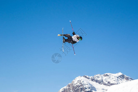 滑雪杂技跳跃图片