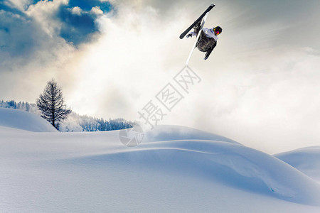 在新鲜的雪中跳台滑雪图片