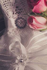 模型婚纱与玫瑰图片
