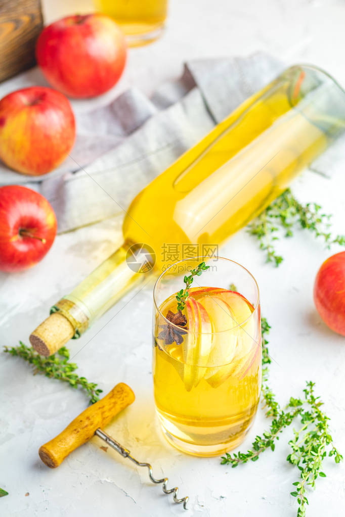 带有秋季新鲜百里香和八角茴香的硬苹果酒鸡尾酒图片