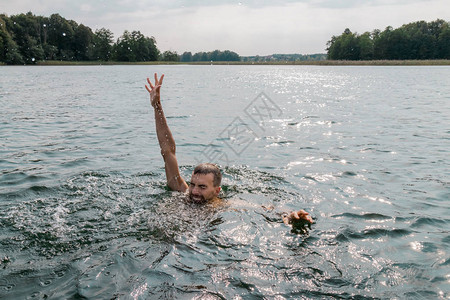 下沉的人呼救手溺水的人伸出水面背景图片