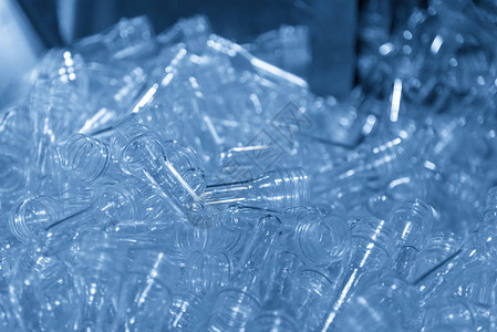 在浅蓝色场景中吹散塑料瓶工艺的PET瓶的预形饮用水容器制造加工图片