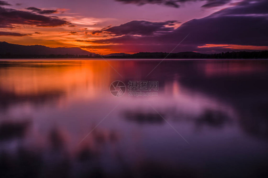 美丽的康斯坦茨湖上的日落图片