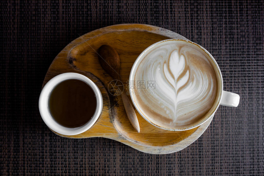 木桌上的一杯摩卡咖啡图片