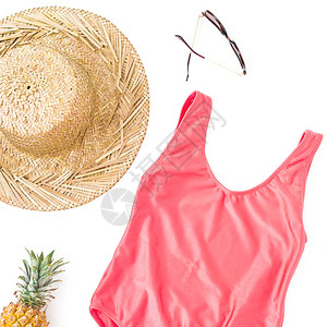 与菠萝果太阳眼镜稻草和白色背景的粉红色泳衣等植物组成的假期平图片
