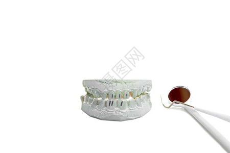 陶瓷牙齿模型与牙科工具隔图片