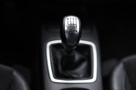 一辆现代车的黑色内部六速手动机背景图片