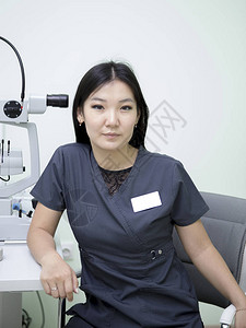 工作场所的女眼科医生亚洲女眼科医生在她的工作图片