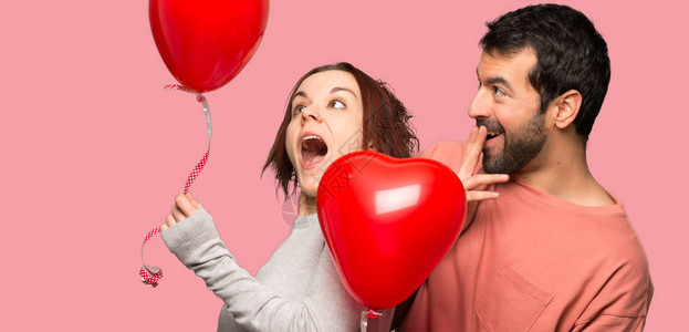 情人节的情侣有气球心脏形状超过孤图片