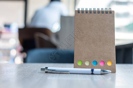 日历或木制表格上带笔的空白笔记本模板图片