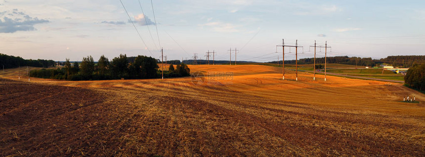 收割后耕种田地日落时的农村风图片