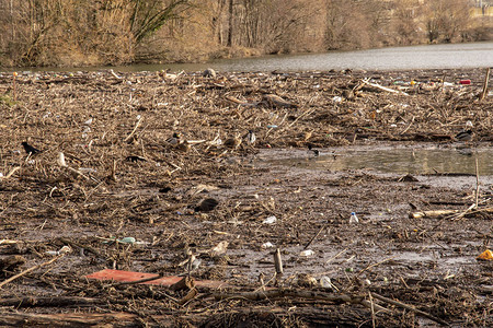 内卡河上一个船闸的环境污染图片