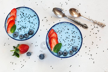 用蓝色螺旋藻粉草莓和蓝莓制成的蓝图片