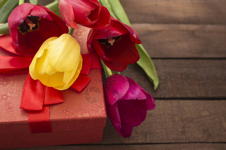 红色盒装礼品木本上有郁金香图片
