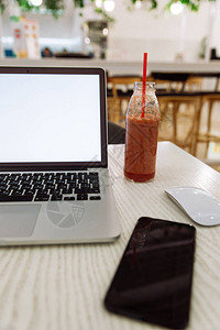 在咖啡桌上用白色屏幕和附近的冰淇淋自背景图片