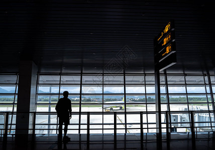 在机场的门前等待暑假旅行的游客们正在飞图片