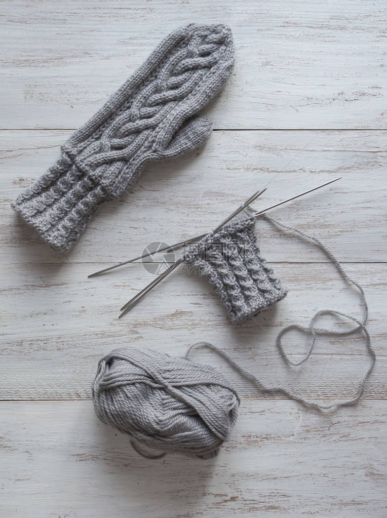 灰色羊毛制成的针织手套顶视图图片