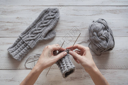 手工编织手套灰色羊毛制成的编织手套顶视图图片