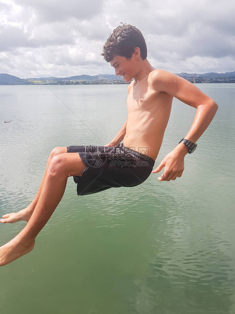 手机照片男孩跳入海中图片