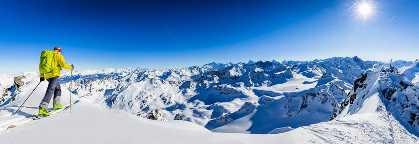 在美丽的阿尔卑斯山冬粉雪中以惊人的景象展示着有图片