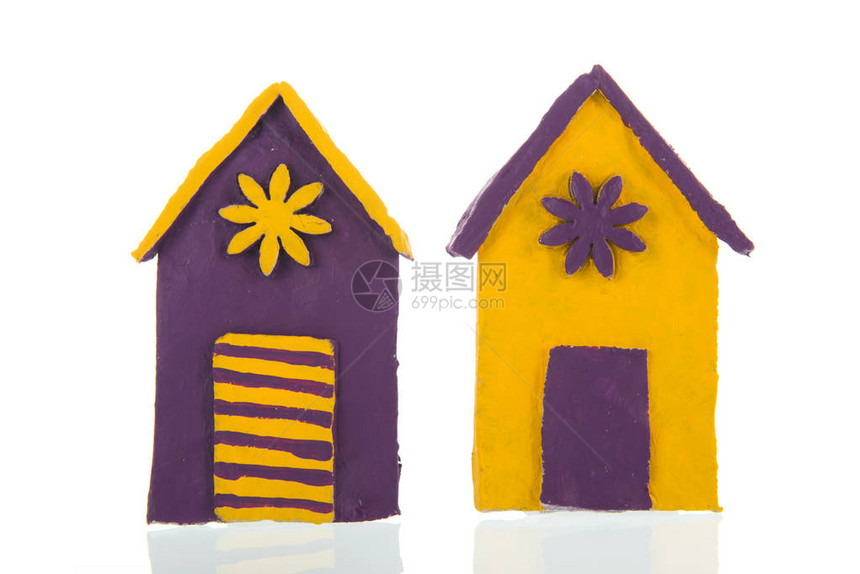 两座黄色和紫色的手工造海滩小屋图片