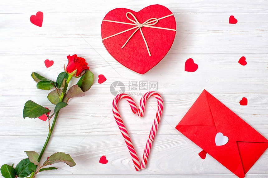 情人节背景有甜美的焦糖心红玫瑰礼物图片