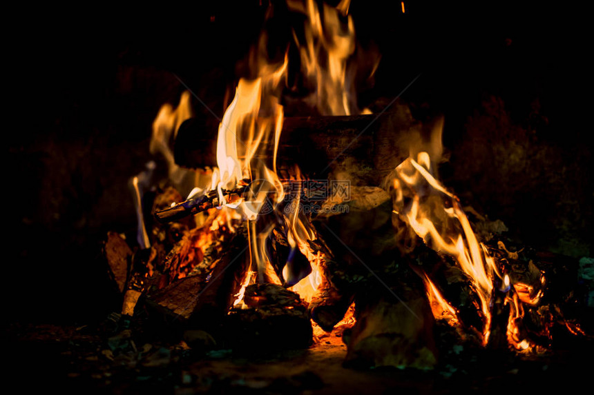 冬季小屋壁炉的黑图片