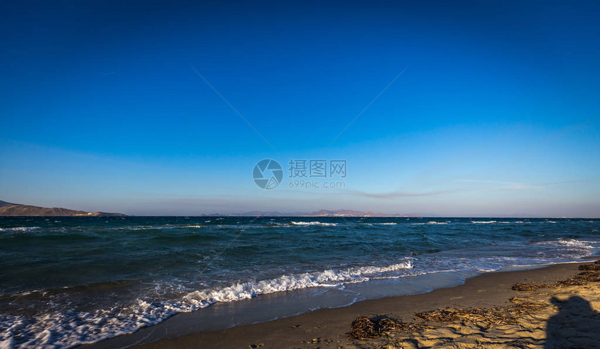 在Tigaki附近的沙质Alikes海滩上阳光明媚的日子与戏剧多云天空背景是土耳其图片