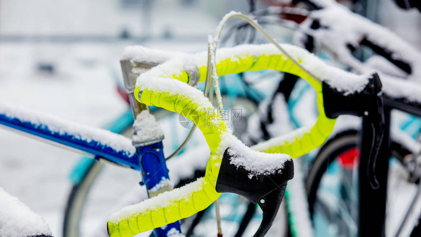 欧洲大雪降后在雪地上骑着漂亮图片