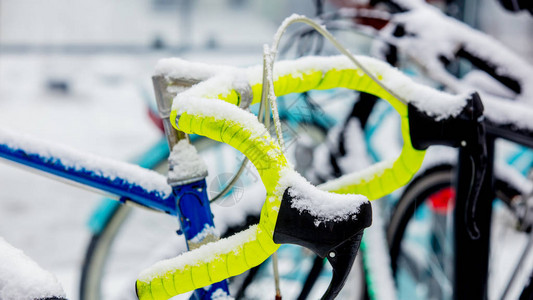 欧洲大雪降后在雪地上骑着漂亮图片